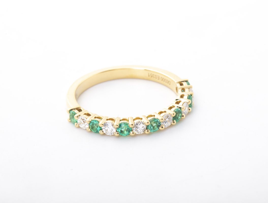 Sortija con diamantes y esmeraldas