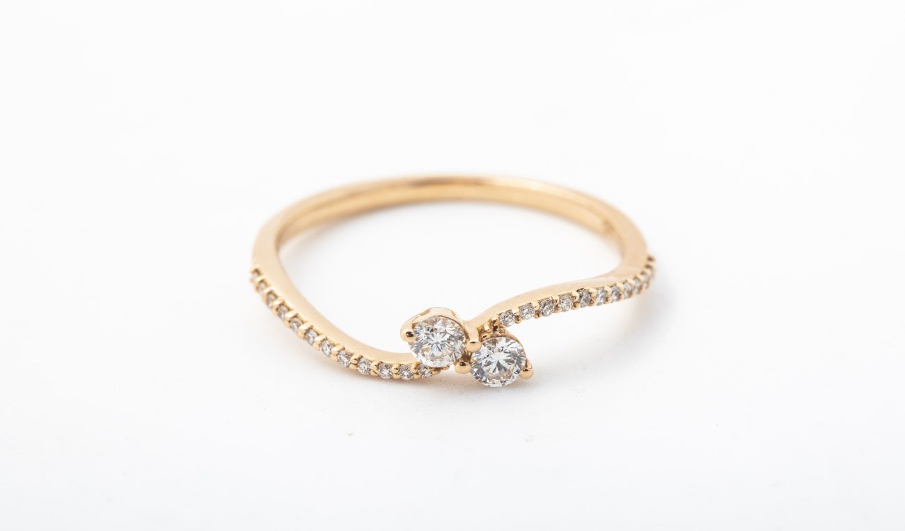 Anillo con brillantes en oro amarillo