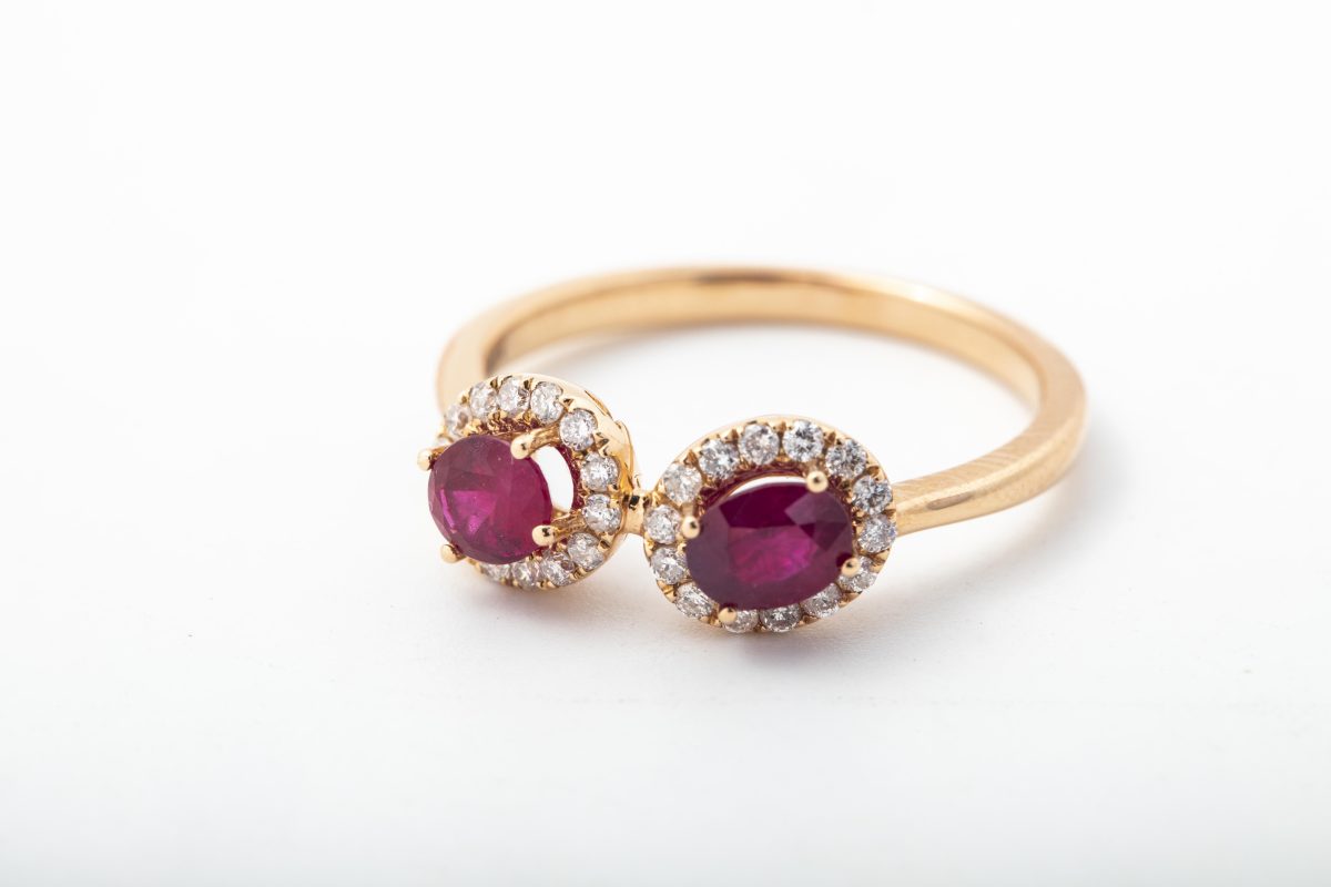 Anillo con dos rubís