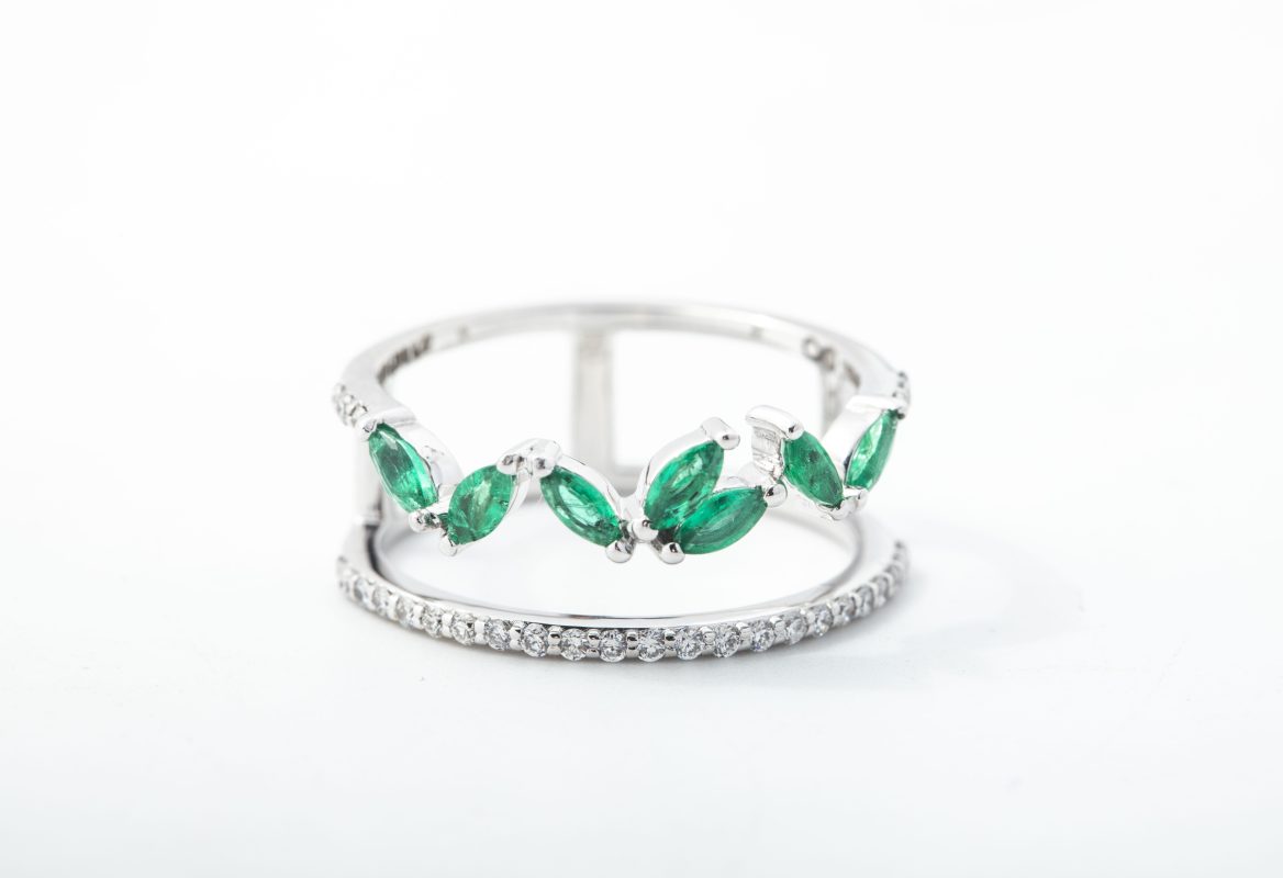 Anillo con brillantes y esmeraldas
