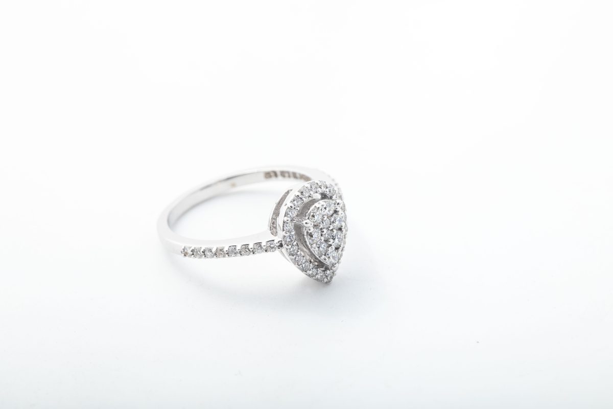 Anillo gota en oro blanco con brillantes