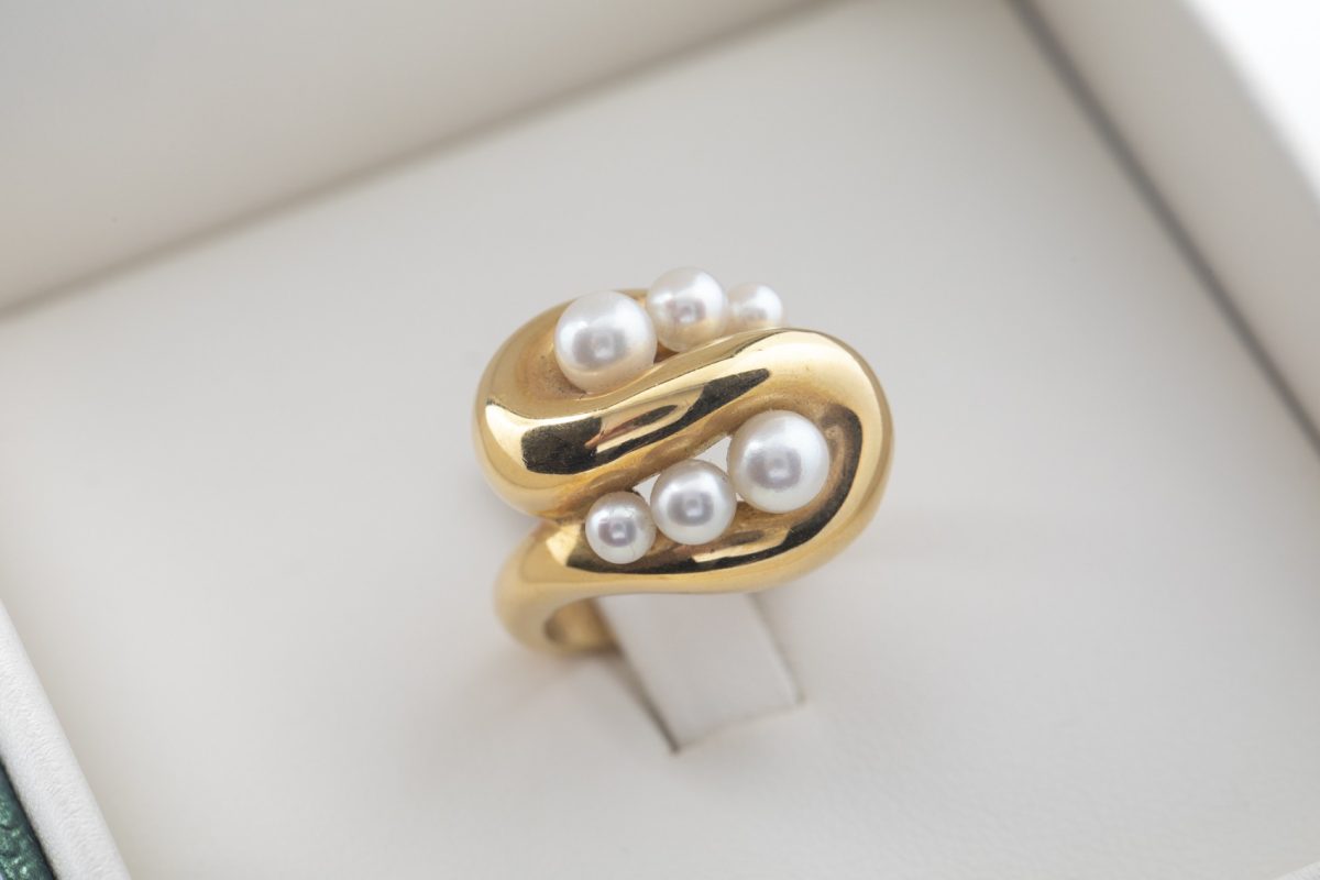 Anillo con perlas en oro amarillo