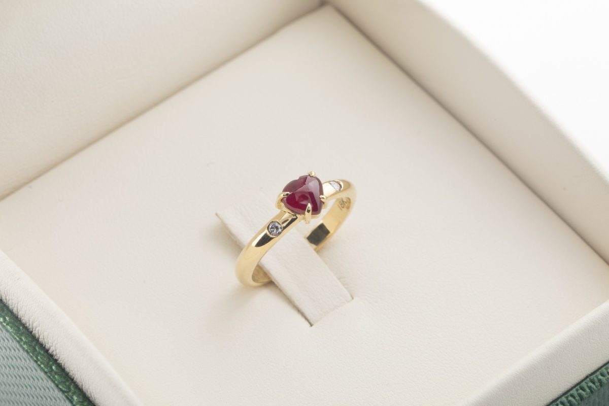 Anillo con rubí corazón y brillantes