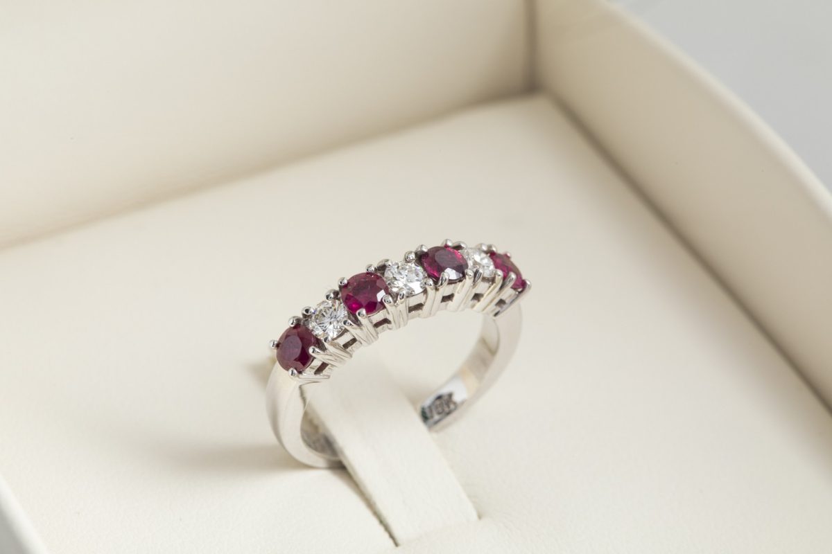 Anillo con rubís y diamantes