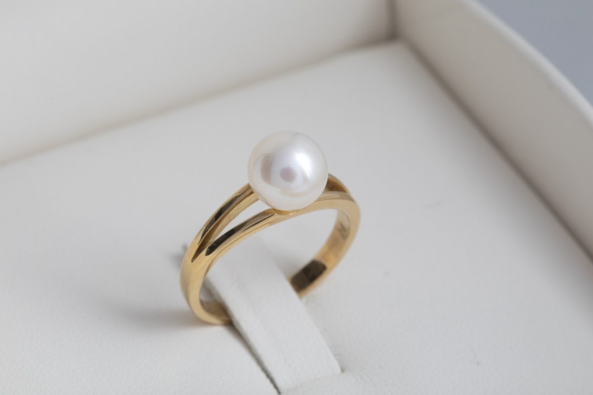 Anillo con una perla en oro amarillo
