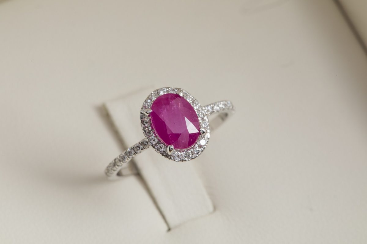 Anillo con rubí oval y diamantes en oro blanco