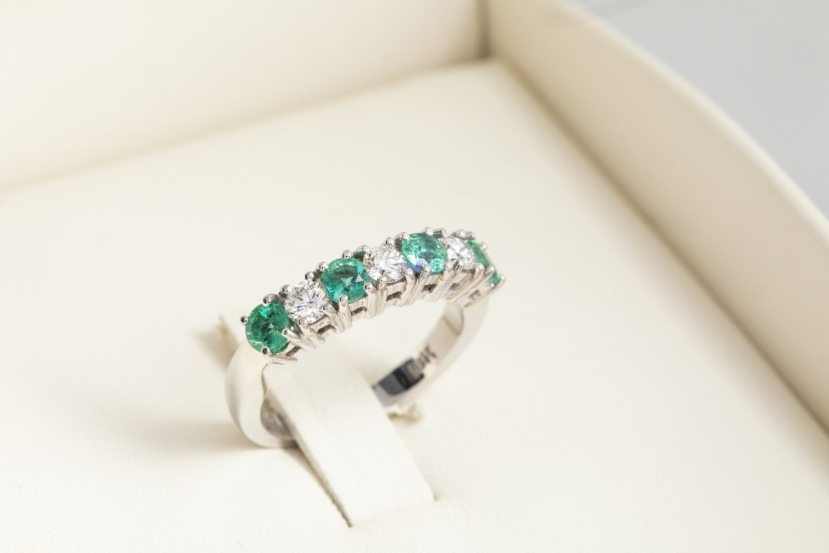 Anillo con diamantes y esmeraldas en oro amarillo
