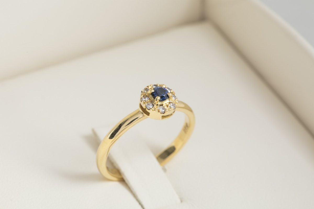 Anillo con zafiro y diamantes en oro amarillo