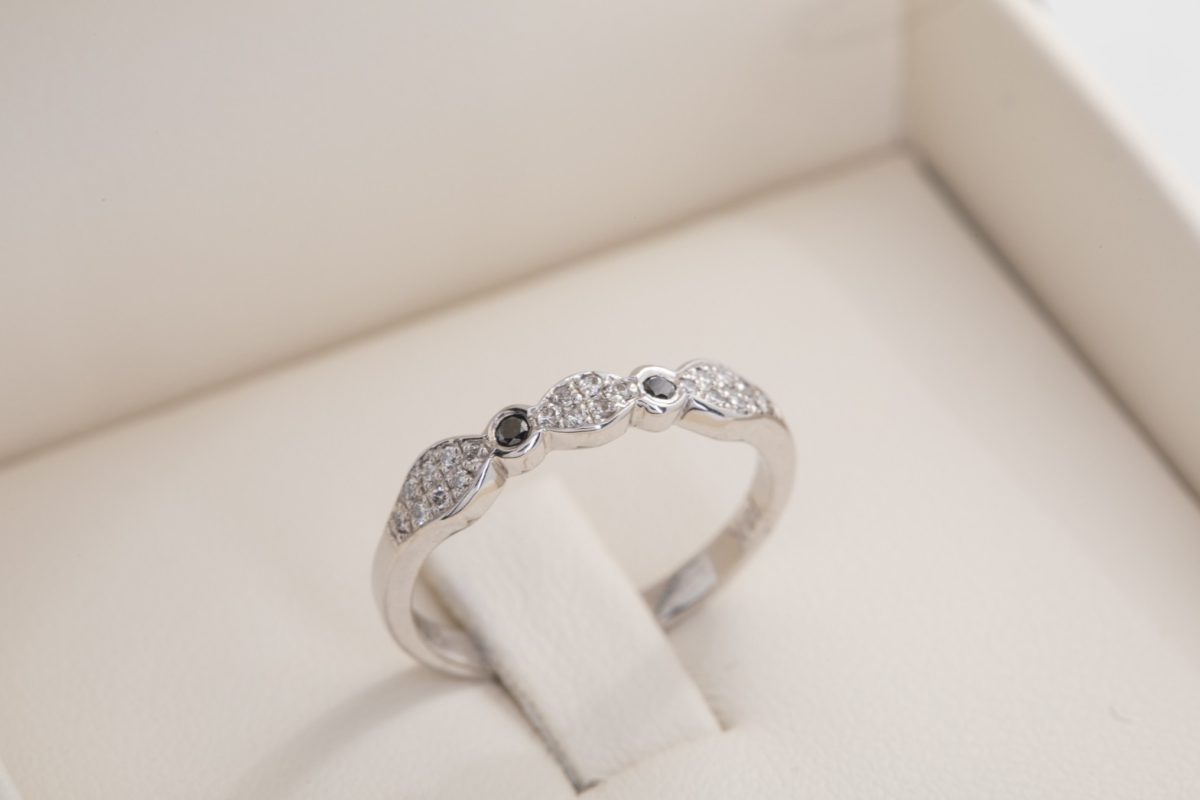 Sortija con brillantes blancos y negros