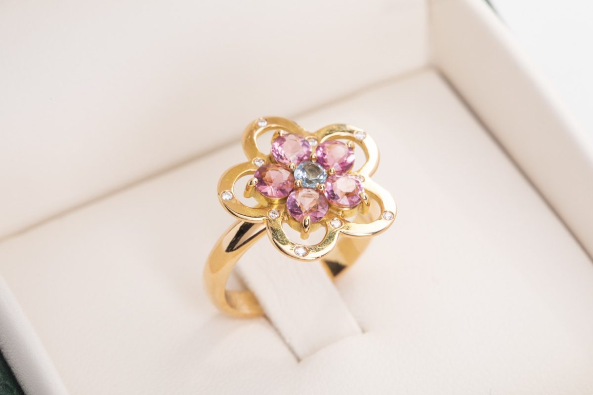 Sortija flor con brillantes, turmalinas y topacio