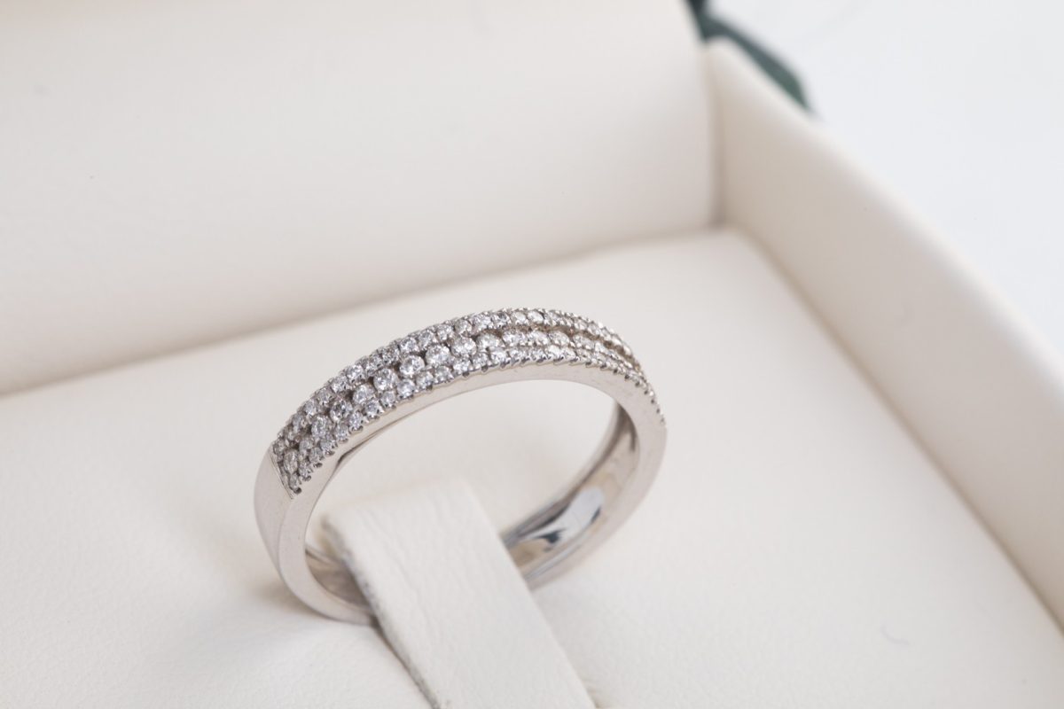 Sortija en oro blanco con brillantes