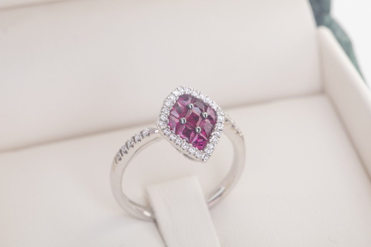 Sortija en oro blanco con brillantes y Rubies
