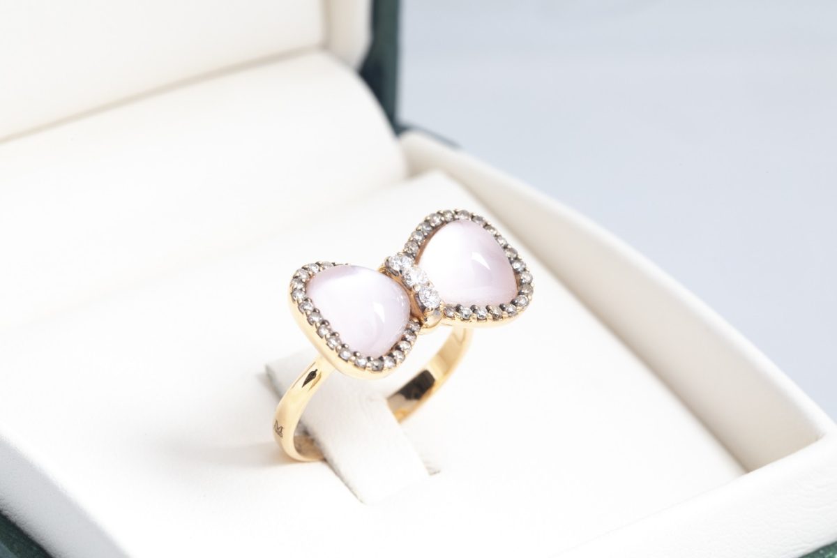 Anillo Moraglione lazo con cuarzo rosado y diamantes