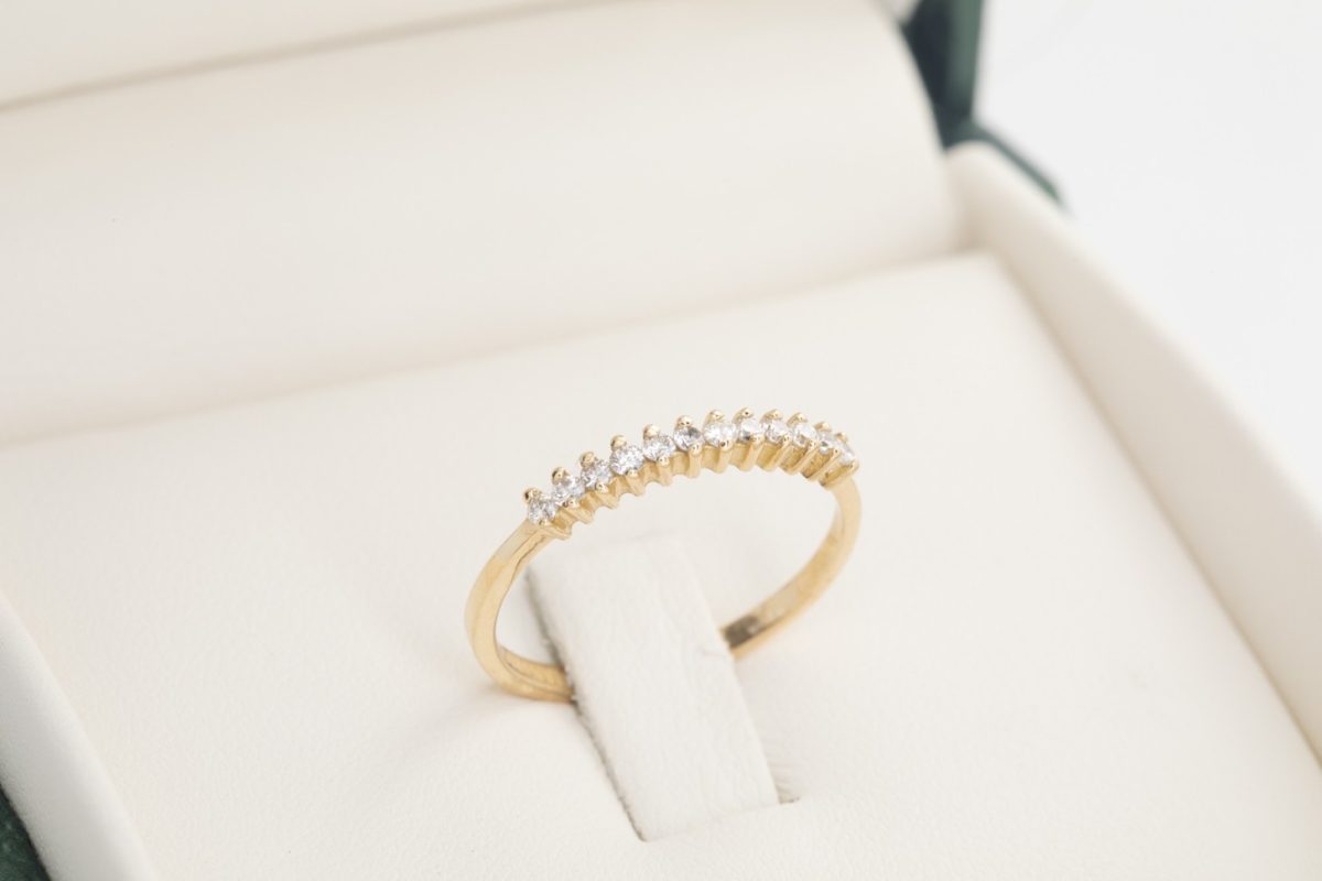 Anillo medio rivier en oro amarillo con diamantes