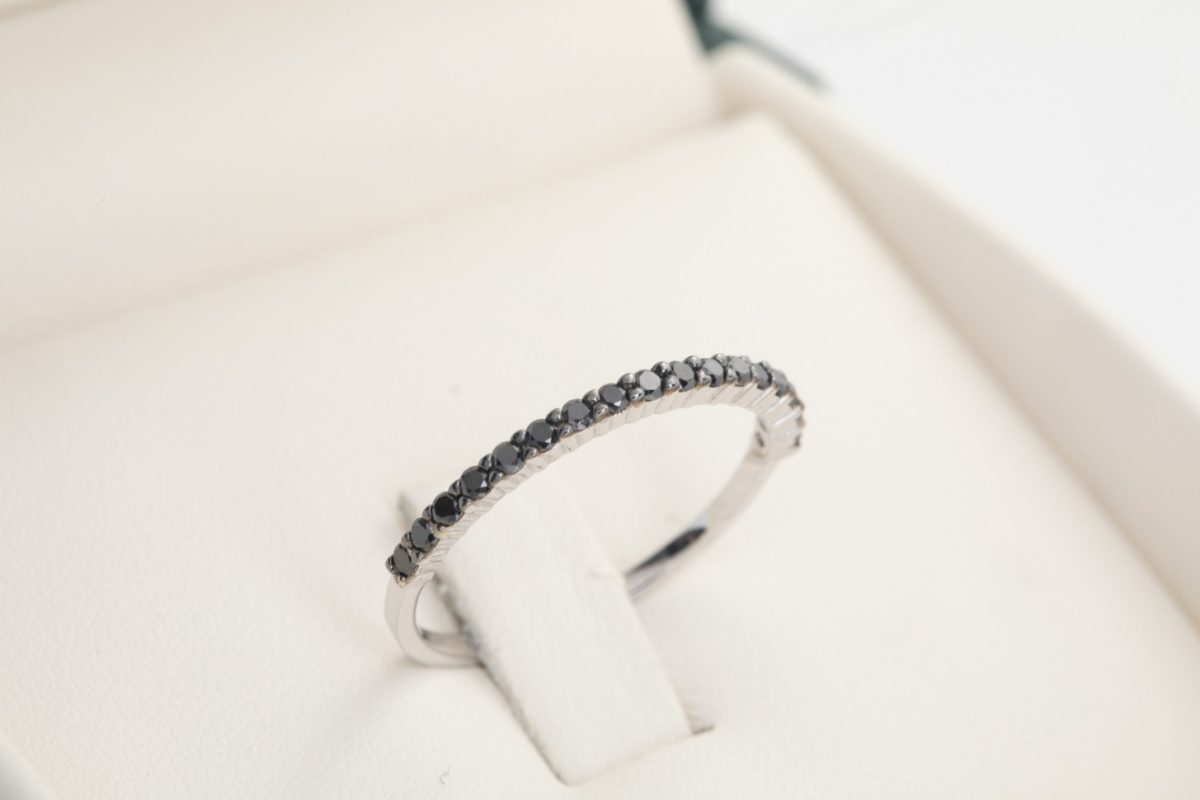 Anillo medio rivier con diamantes negros en oro blanco