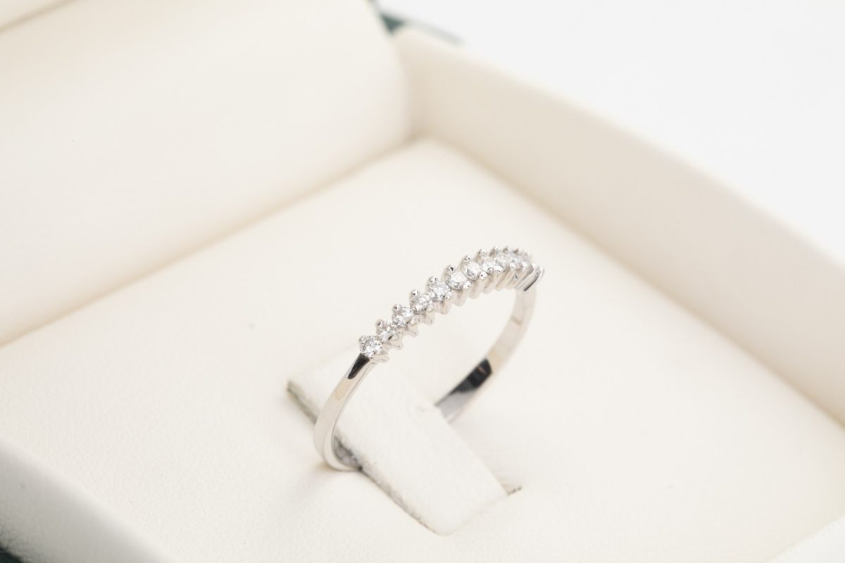Anillo medio rivier con diamantes en oro blanco