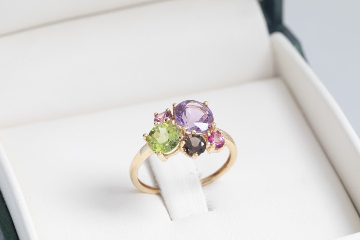 Anillo con topacios de colores en oro amarillo