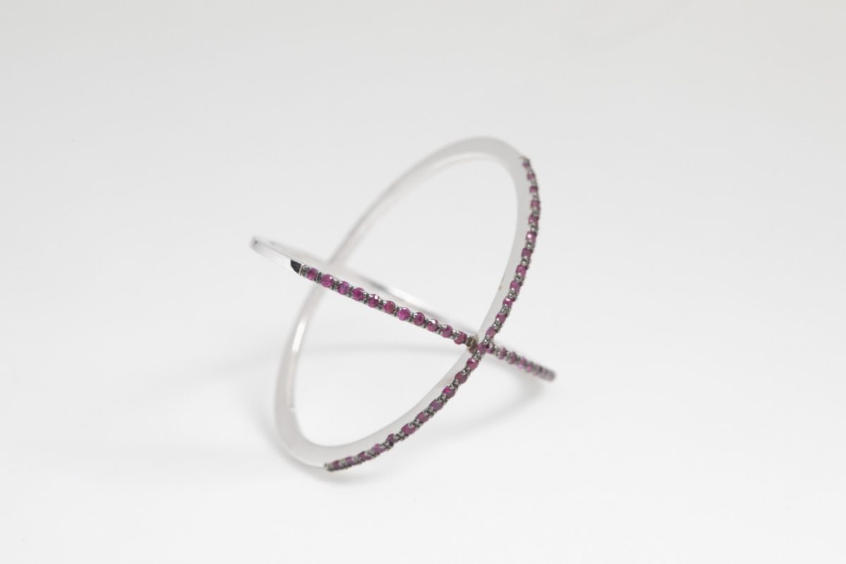 Anillo cruzado con rubís
