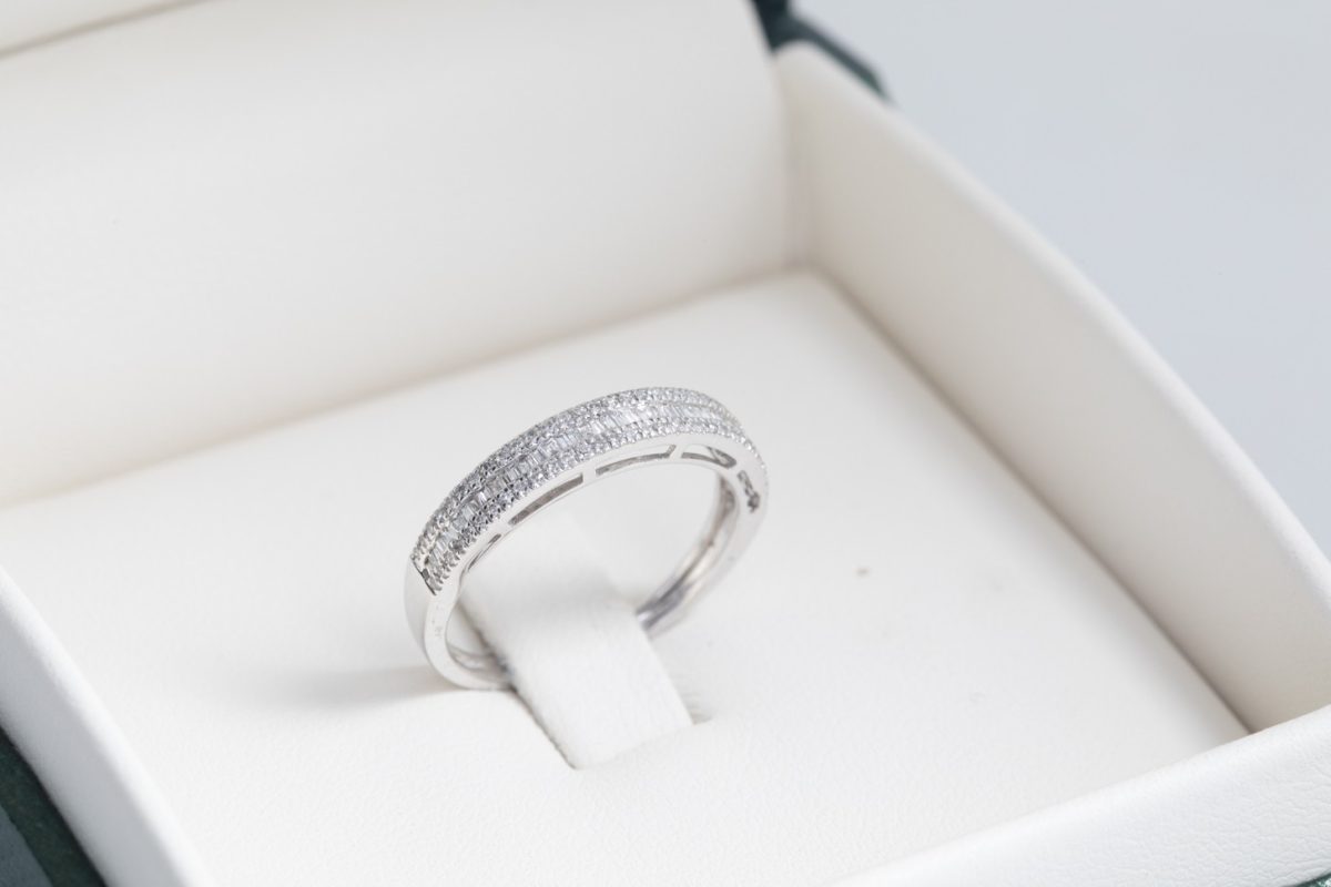 Anillo en oro blanco con diamantes