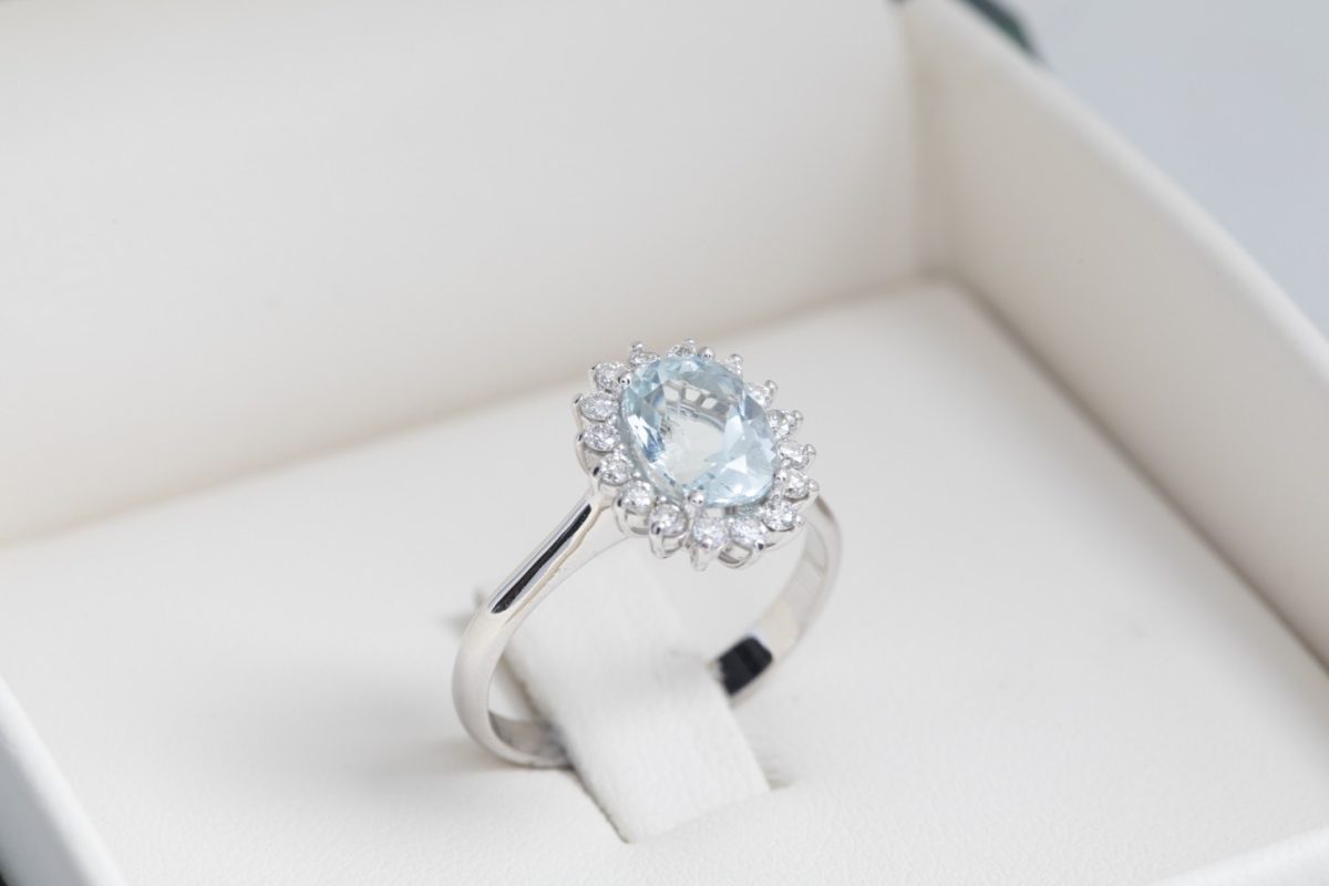 Anillo con aguamarina en oro blanco