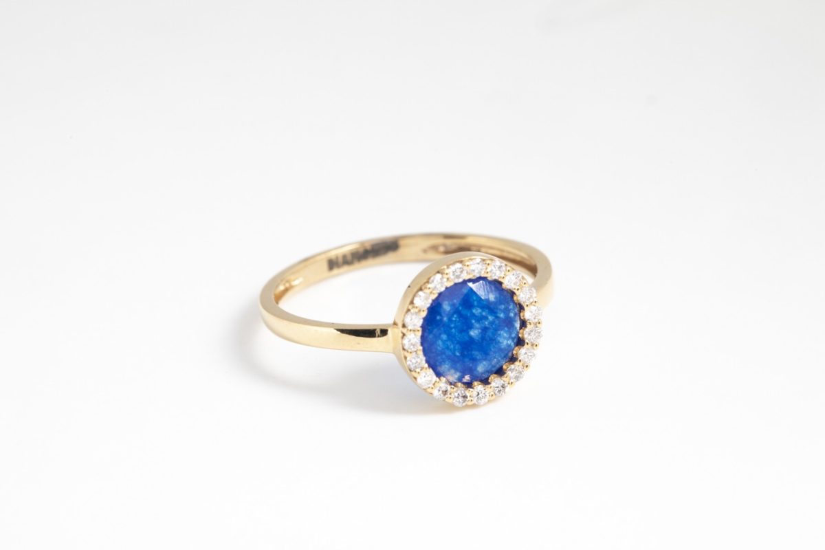 Anillo de oro amarillo con turmalina azul