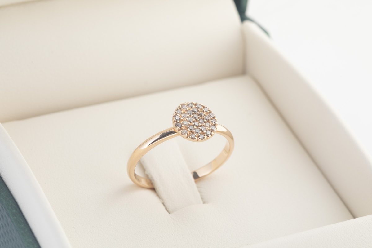 Sortija de oro con brillantes