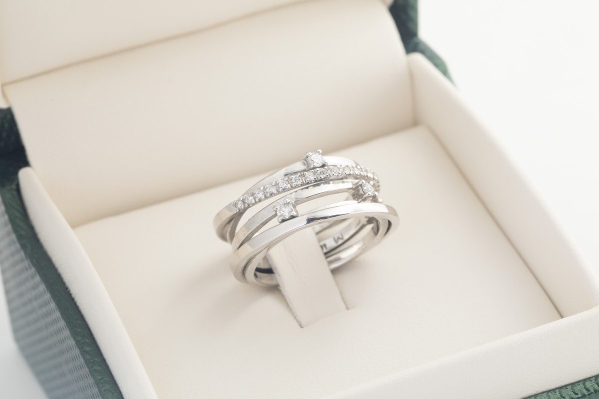 Anillo en oro blanco con brillantes