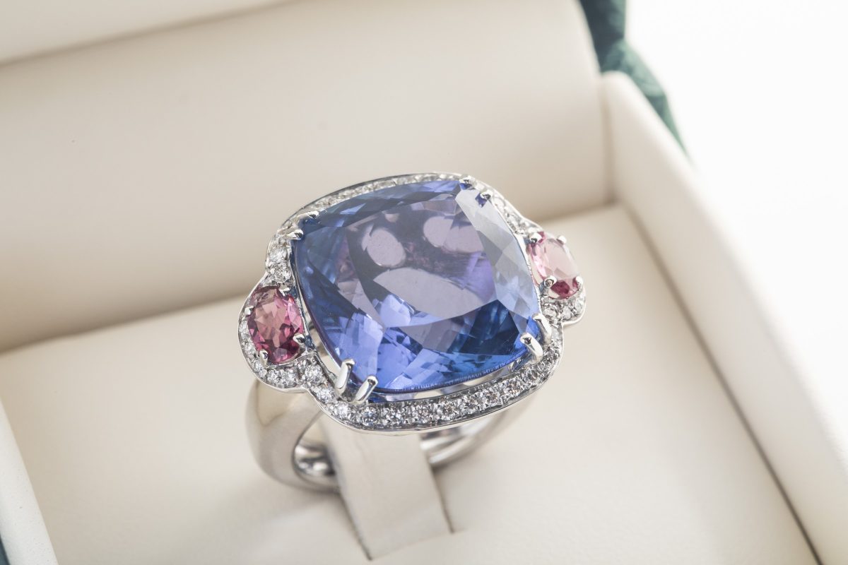 Anillo Moraglione en oro blanco con diamantes, tanzanita y turmalina