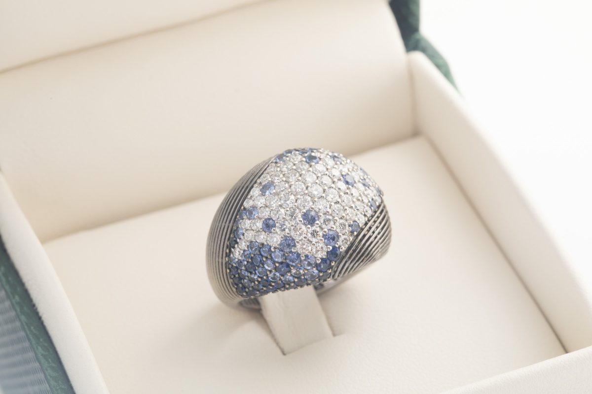 Anillo Crivelli con zafiros y brillantes en oro blanco