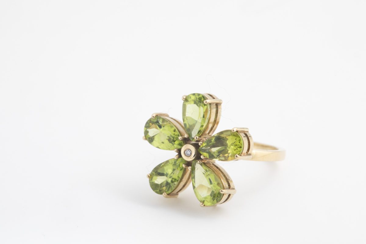 Anillo de flor de oro amarillo con peridotos