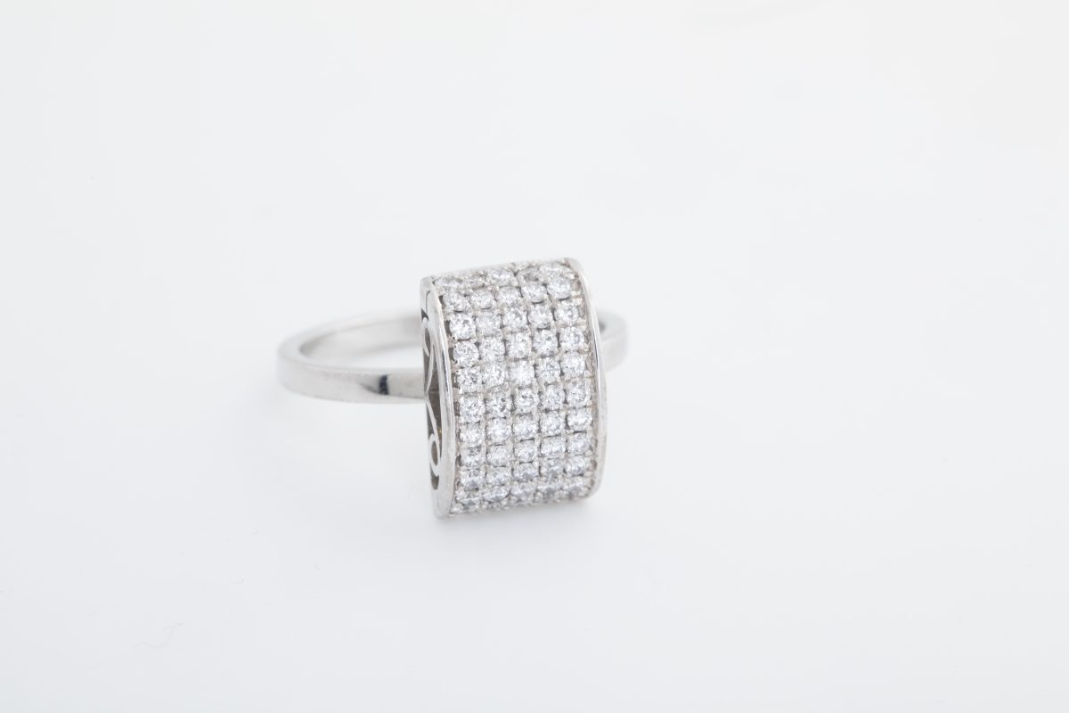 Anillo con brillantes en oro blanco