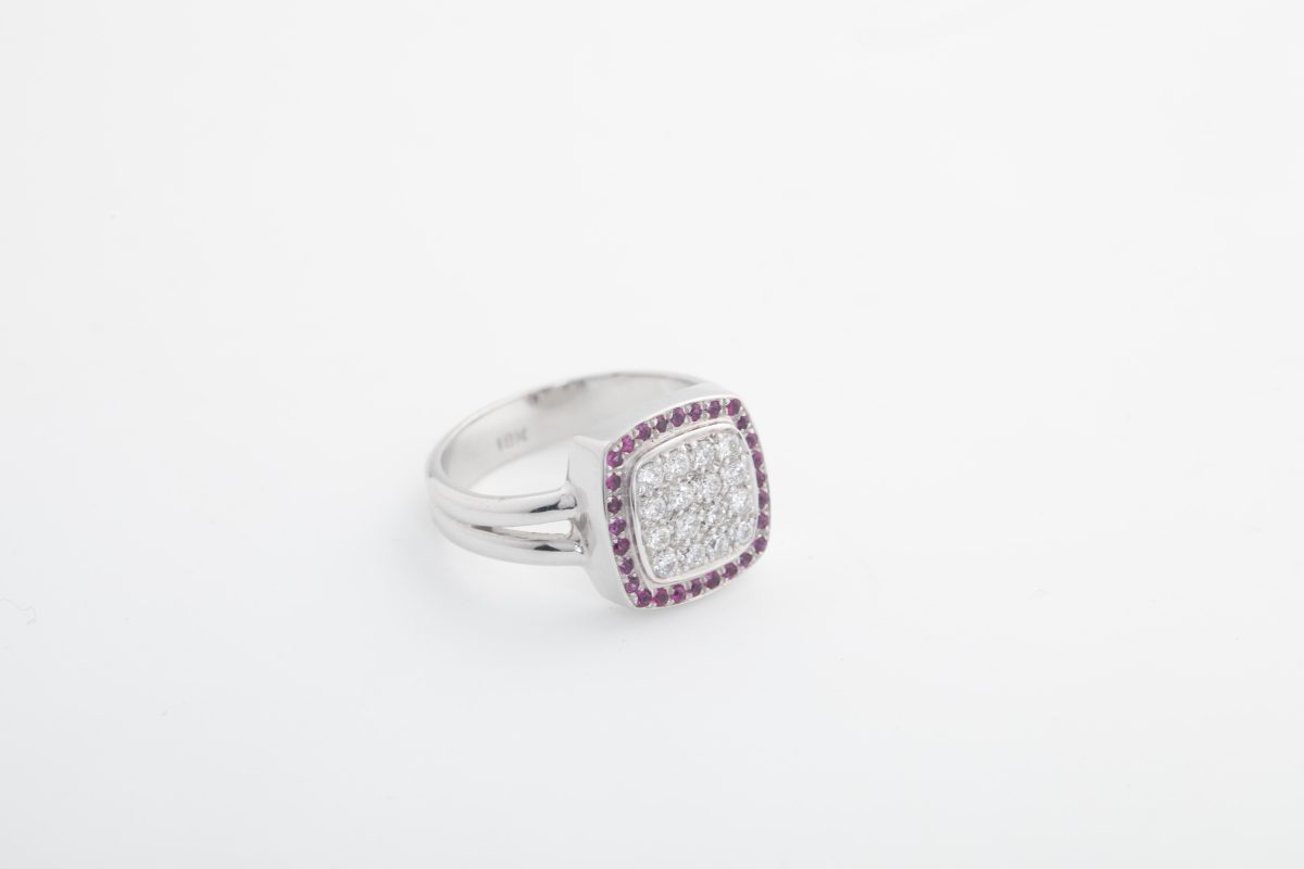 Anillo con brillantes y rubíes en oro blanco