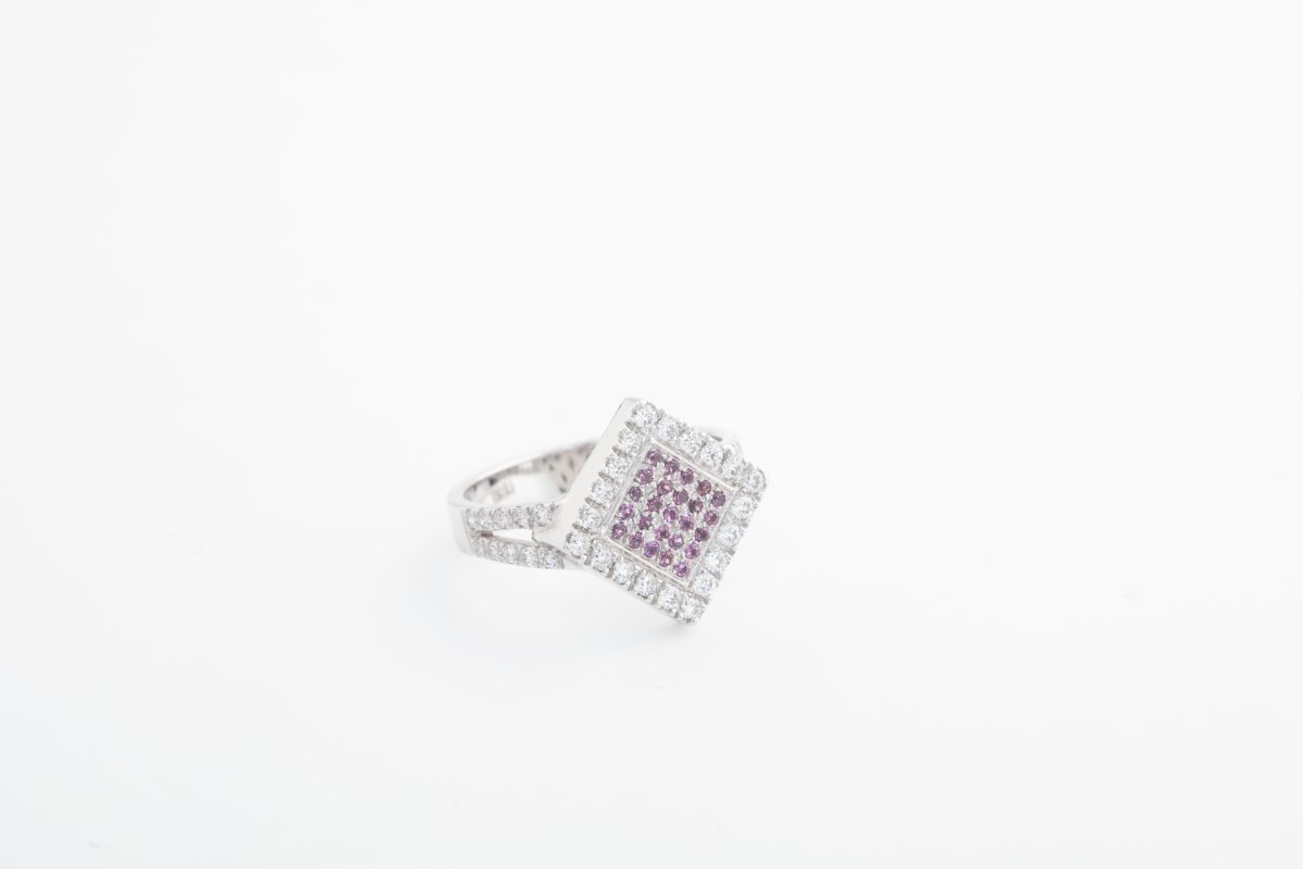 Anillo con brillantes y rubilitas en oro blanco