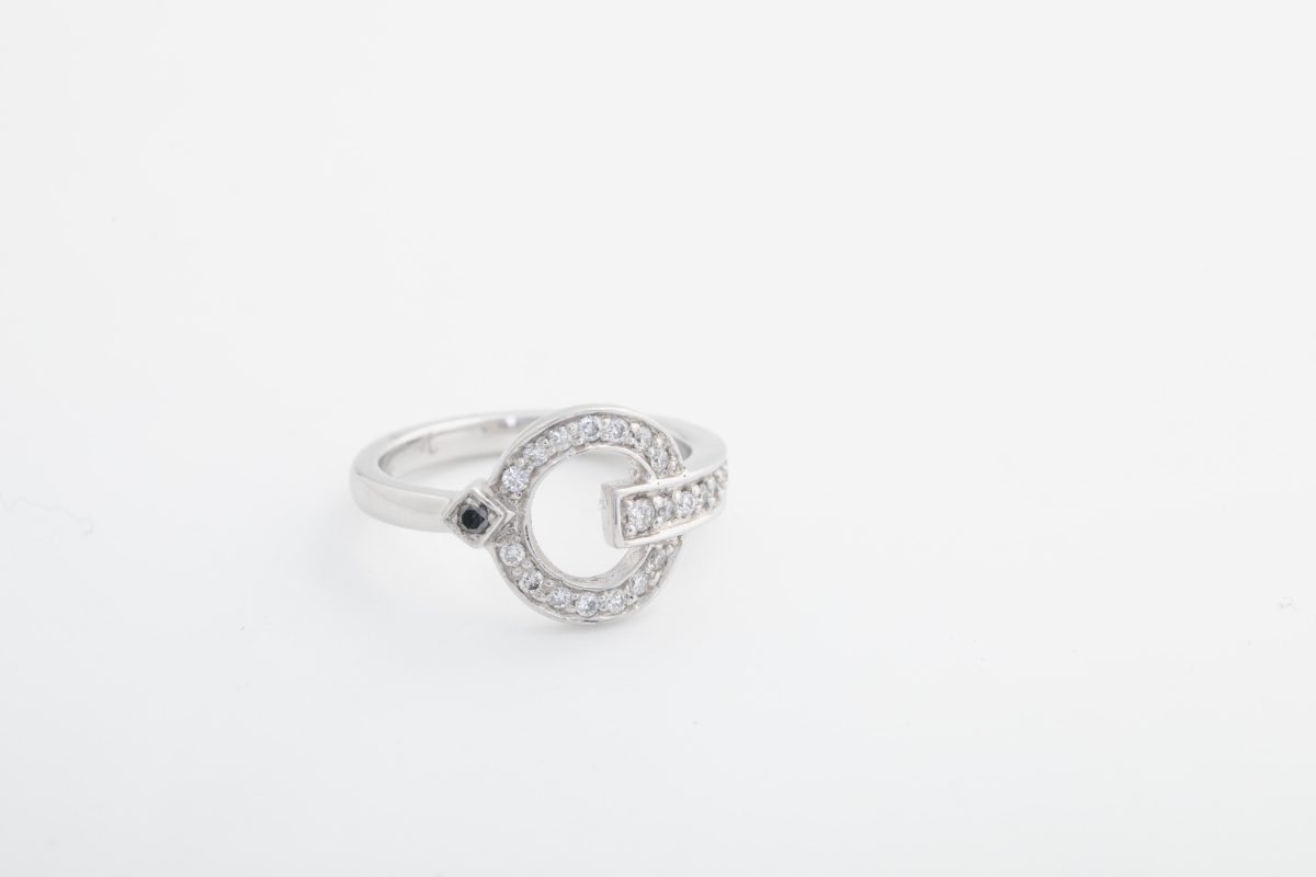 Anillo con brillantes blancos y negros en oro blanco