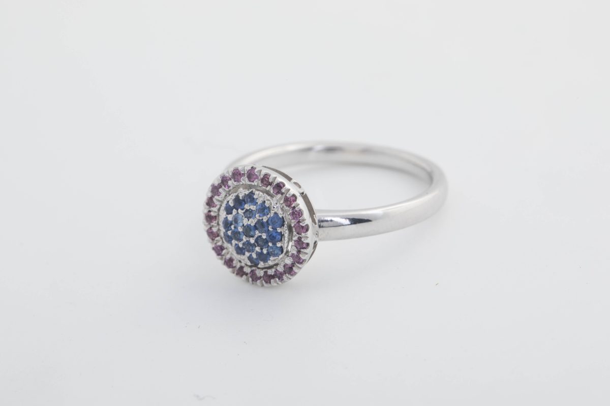 Anillo con zafiros y rodalitas