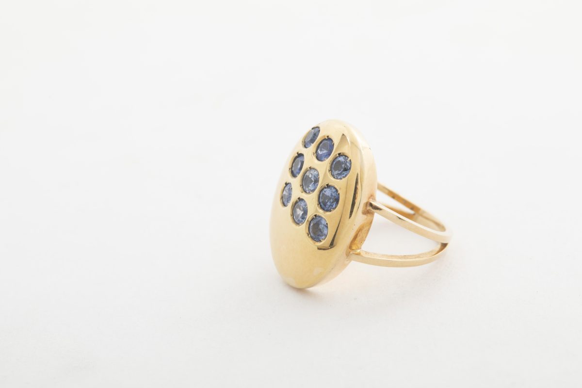 Anillo de oro amarillo con zafiros