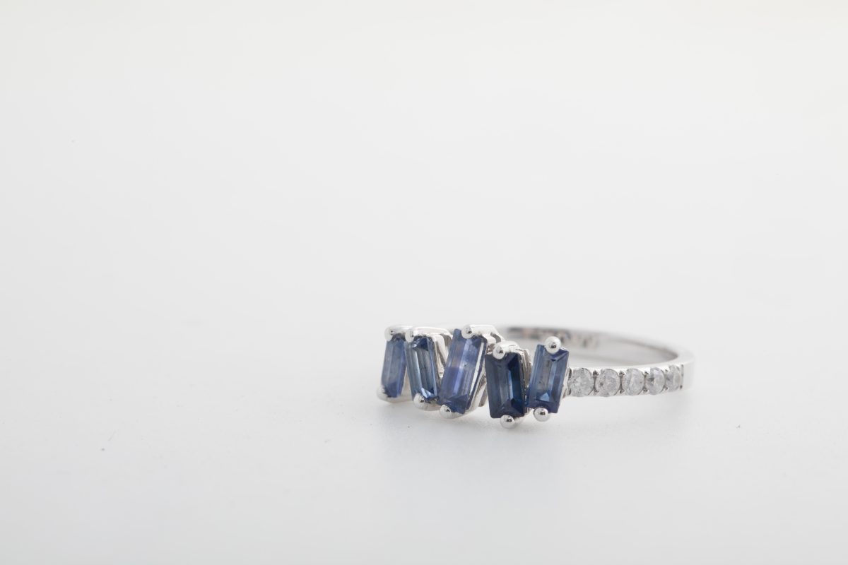 Anillo de oro blanco con zafiros y diamantes