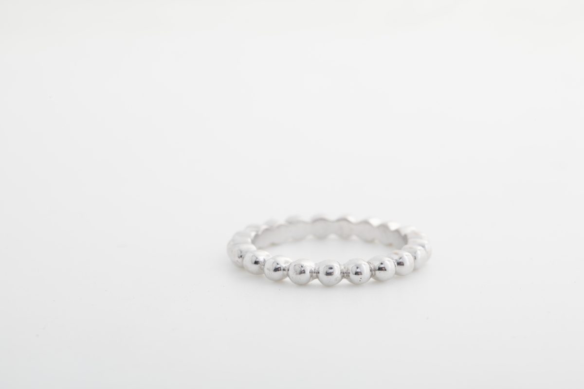 Anillo de bolitas con zafiros y diamantes