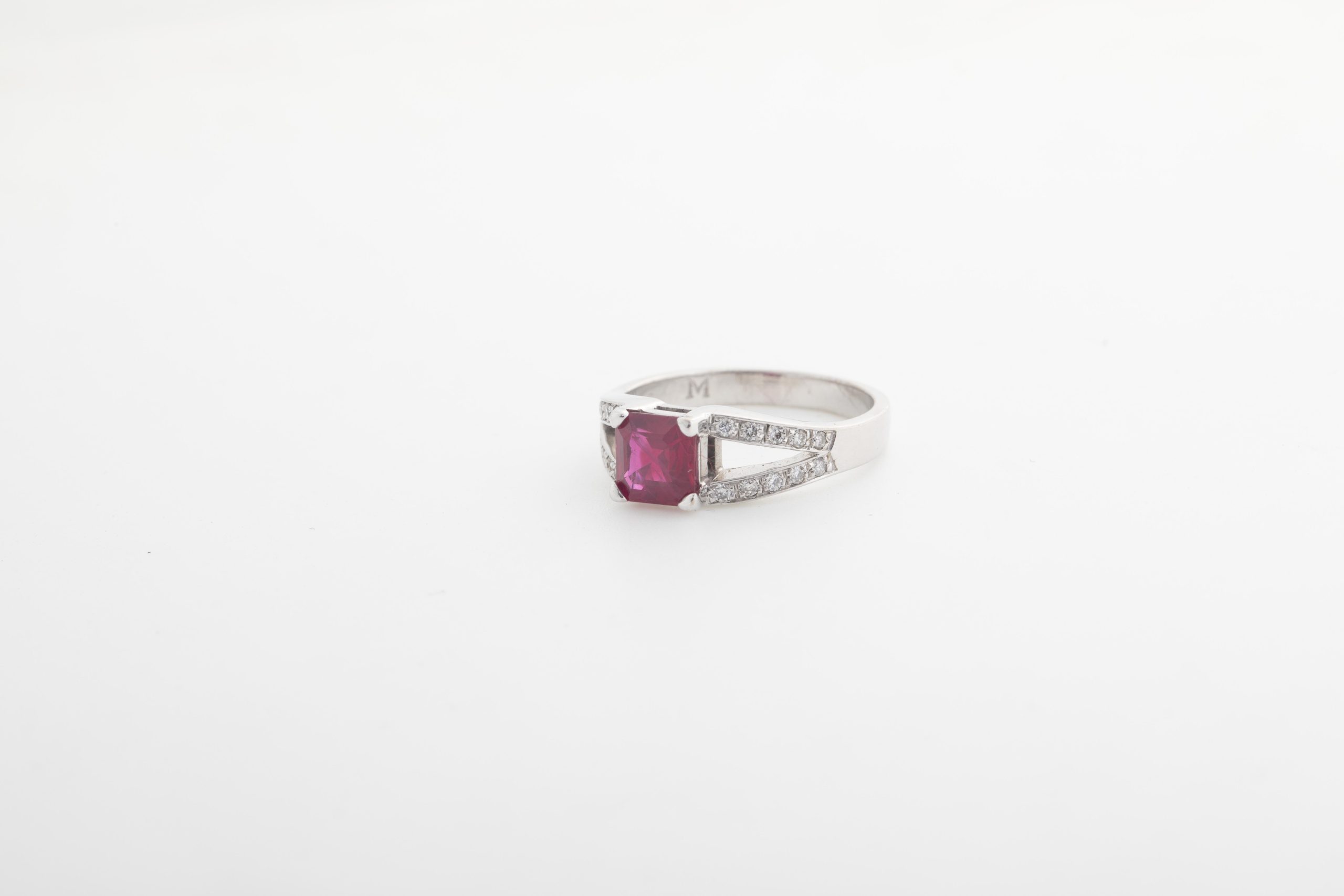 Anillo en oro blanco con rubí y diamantes