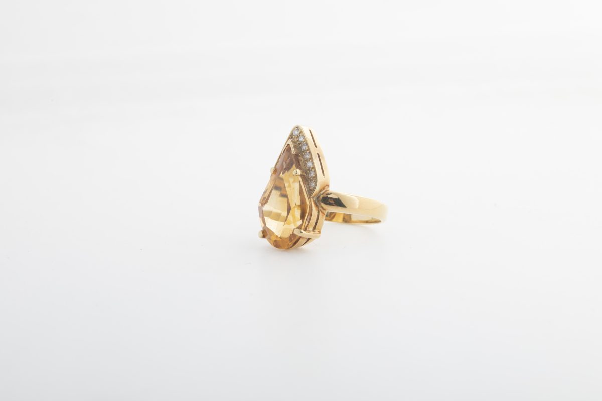 Anillo en oro amarillo con citrino y diamantes