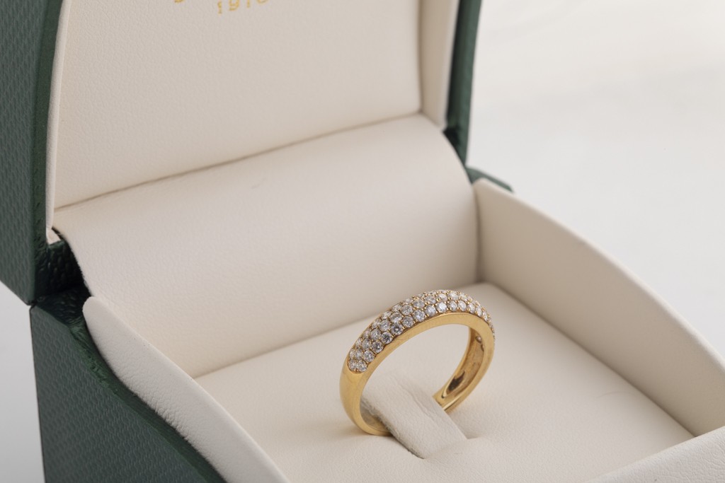 Anillo en oro amarillo de 18Kt con diamantes