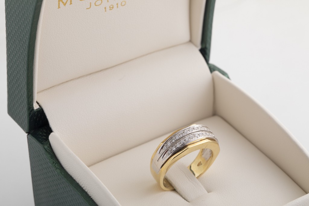 Anillo en oro bicolor de 18Kt con diamantes