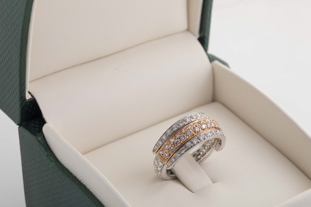 Anillo en oro bicolor de 18Kt con diamantes
