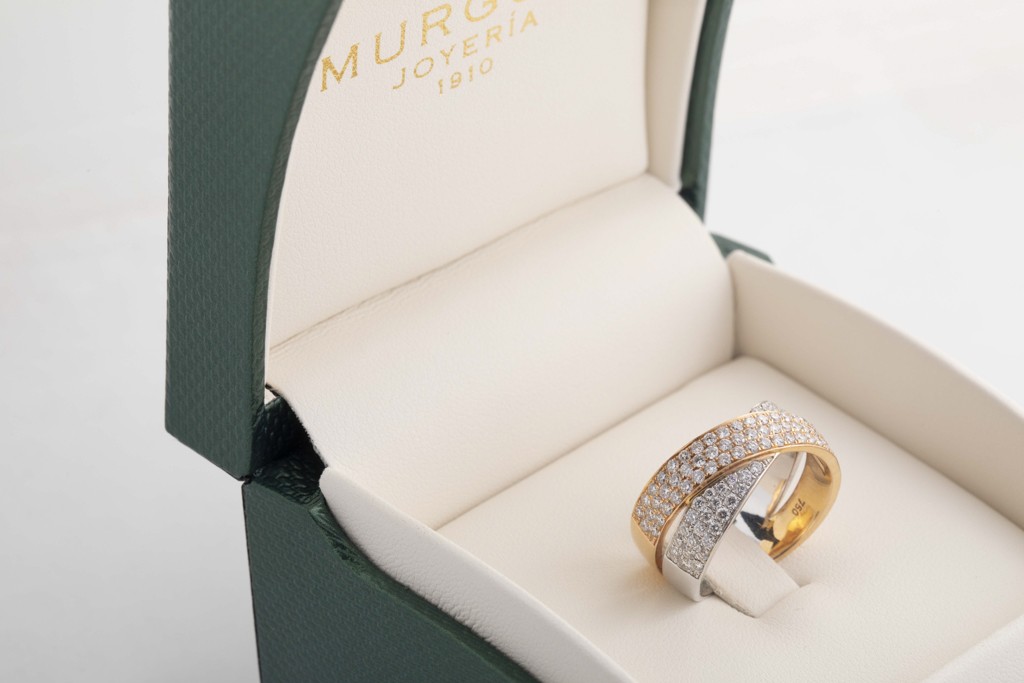 Anillo en oro bicolor de 18Kt con diamantes