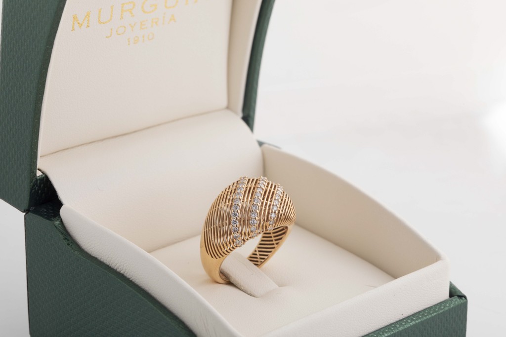 Anillo en oro amarillo de 18Kt. con diamantes