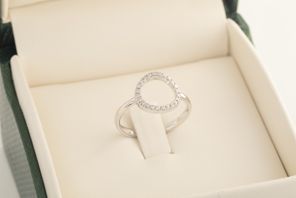 Anillo con círculo en oro amarillo con diamantes