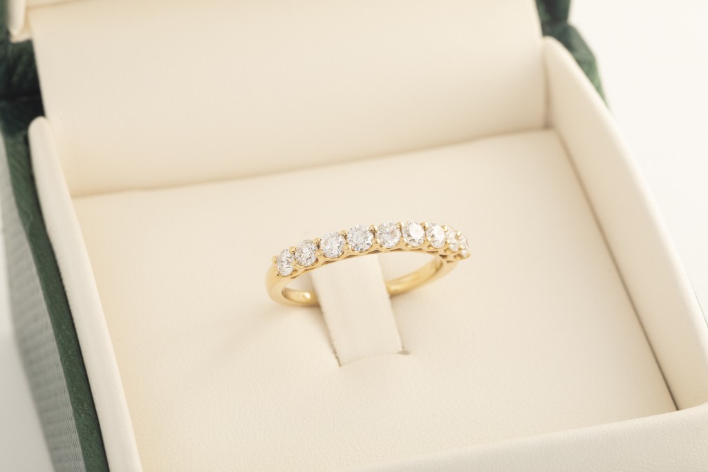Anillo rivier en oro amarillo con 9 diamantes