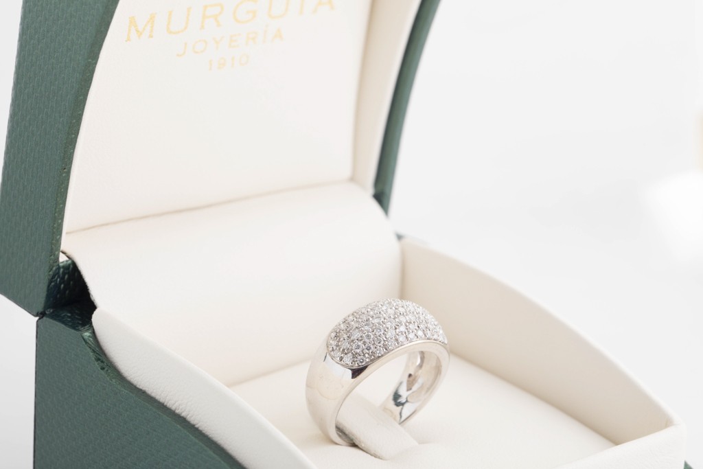 Anillo en oro blanco de 18Kt. con diamantes