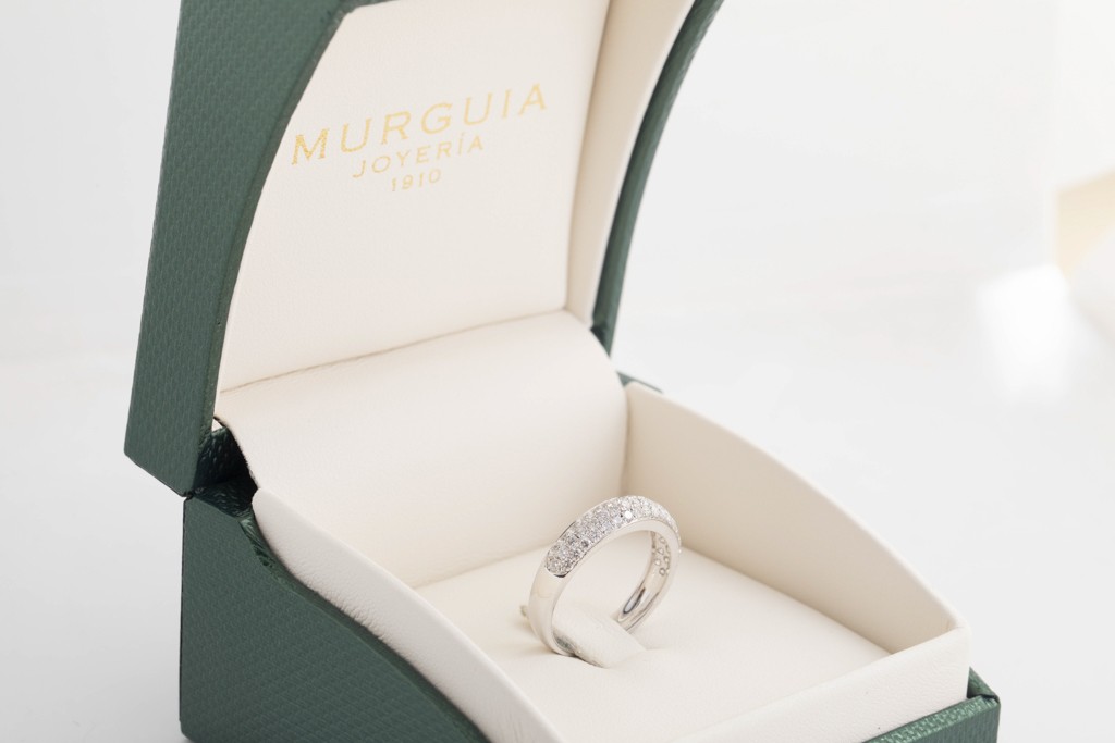 Anillo en oro blanco de 18Kt. con diamantes