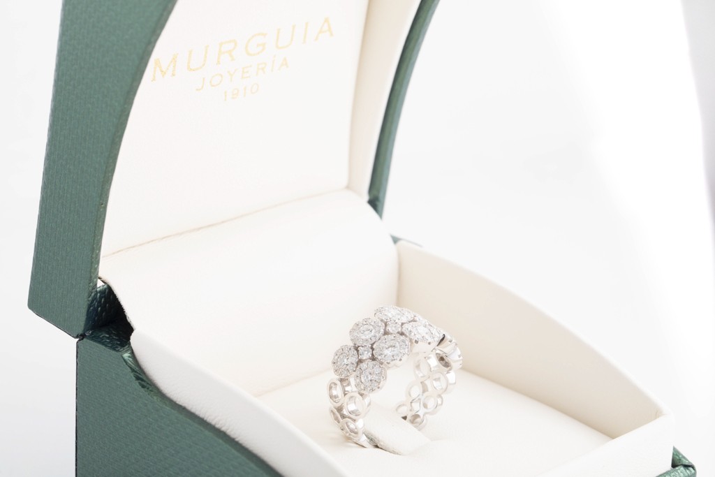 Anillo en oro blanco de 18Kt. con diamantes
